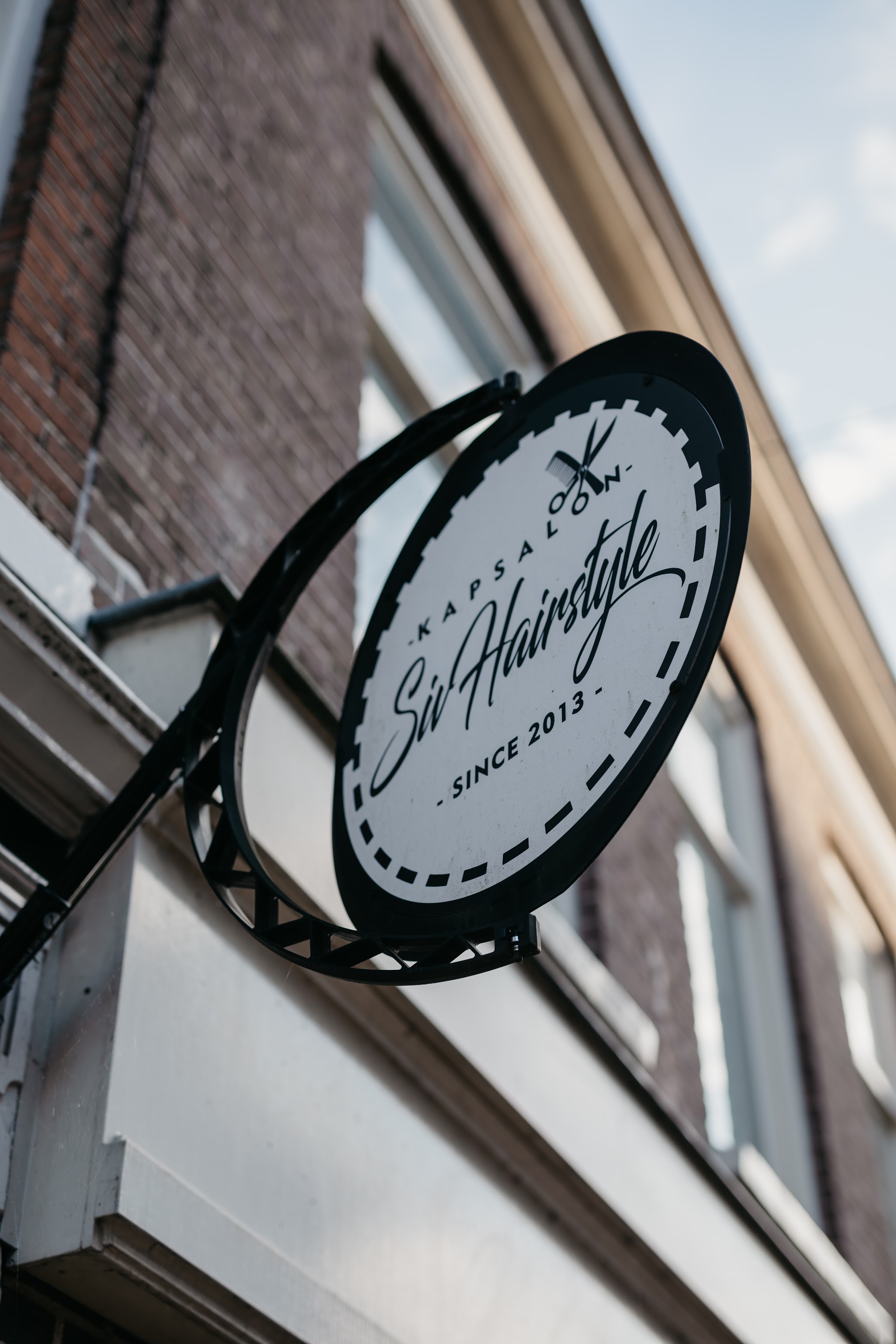 Het uithangbord van Kapsalon Siv Hairstyle aan de gevel in Steenwijk