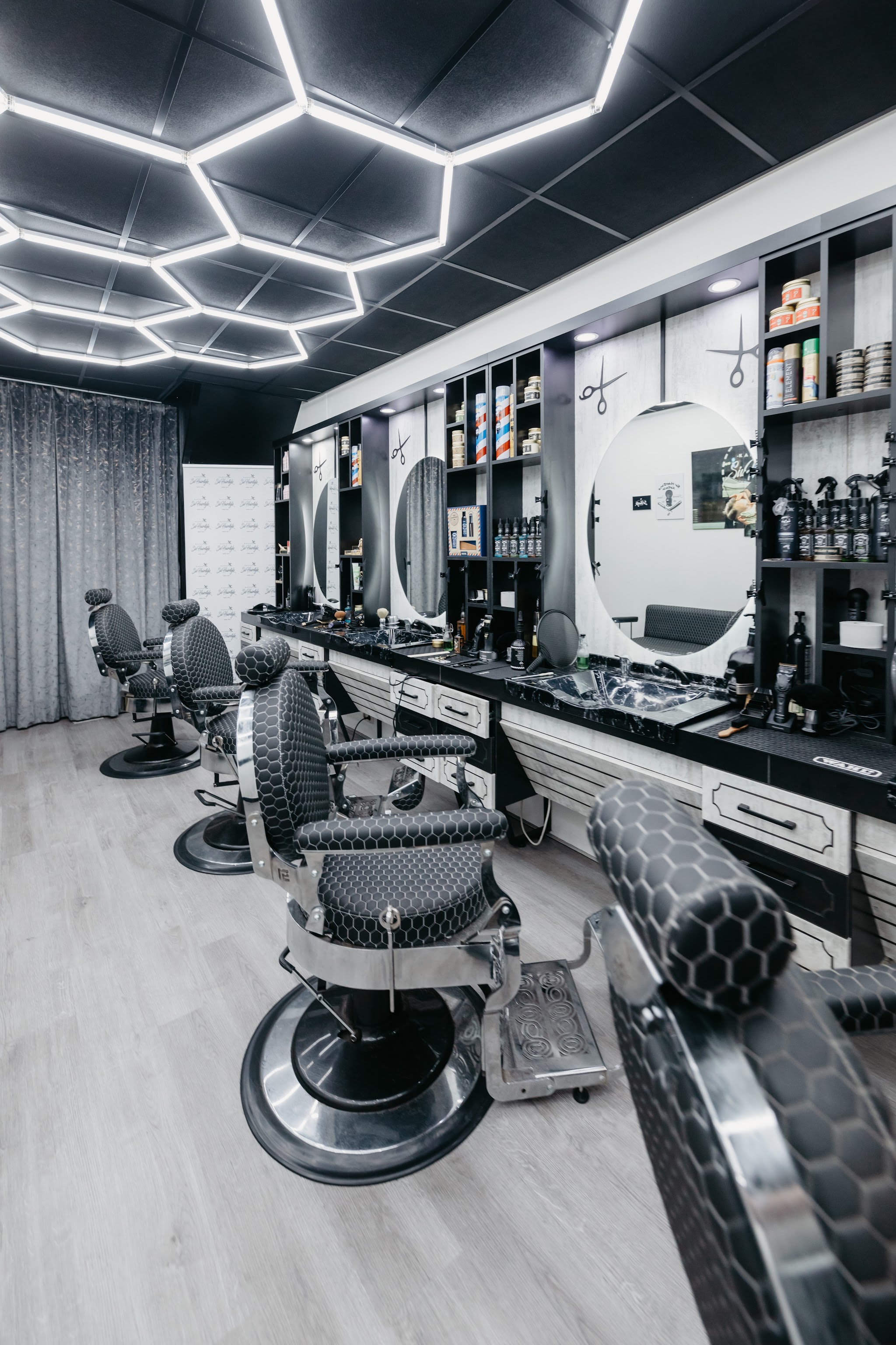 De kappersstoelen en spiegels in de salon van Siv Hairstyle in Steenwijk